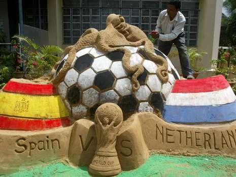 Octopus Paul commemorated sand sculpture.jpg